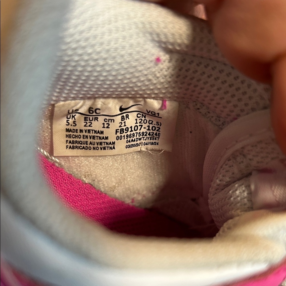Nike Kids White and Hot Pink Low-Top Sneakers. - Picture 7 of 7